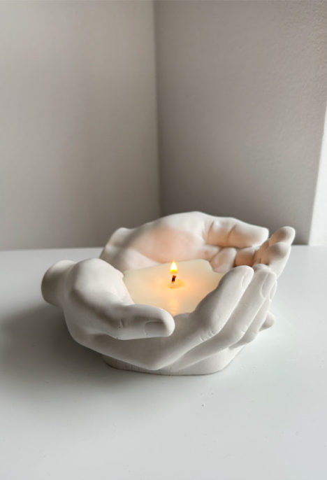 Lumanare decorativa in suport "Hold Me"