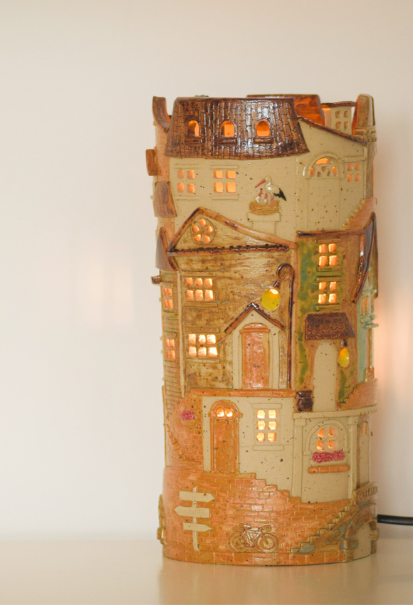 Veioza ceramica - "Poveste cu turn, cafenea si-o barza"